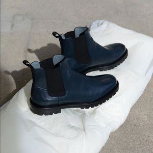 Brand new in original box leather Act Series “Blake r navy blue” size 9